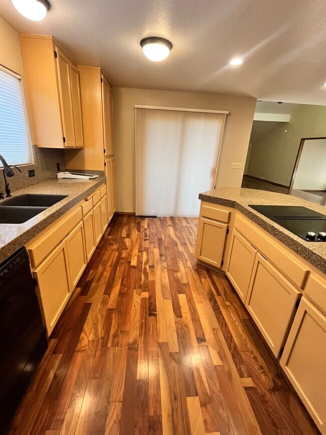 Building Photo - 6 Acres; 3 bedroom 2.5 bath plus bonus roo...