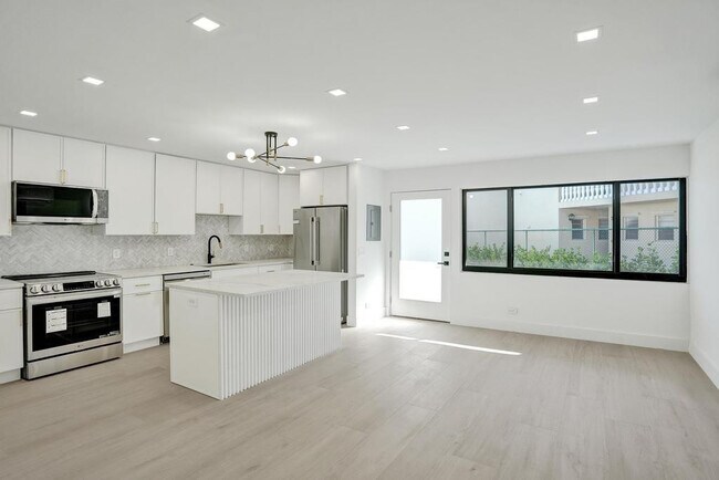 Building Photo - 840 SE 22nd Ave