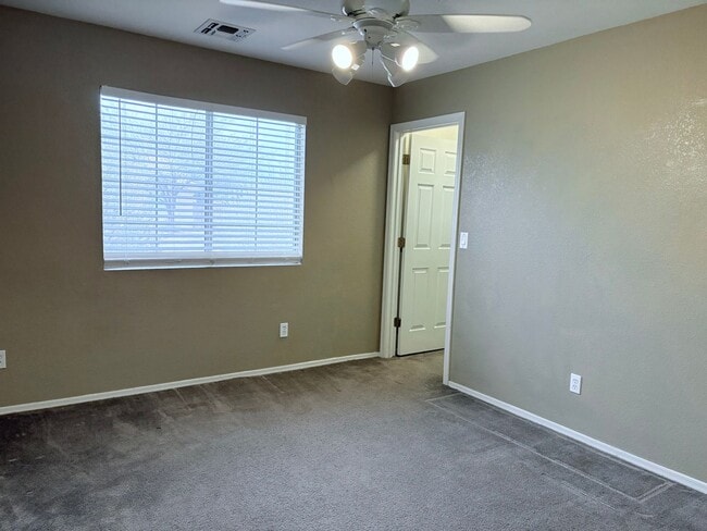 Building Photo - 3 bed/2 bath w/ large backyard in Rita Ran...
