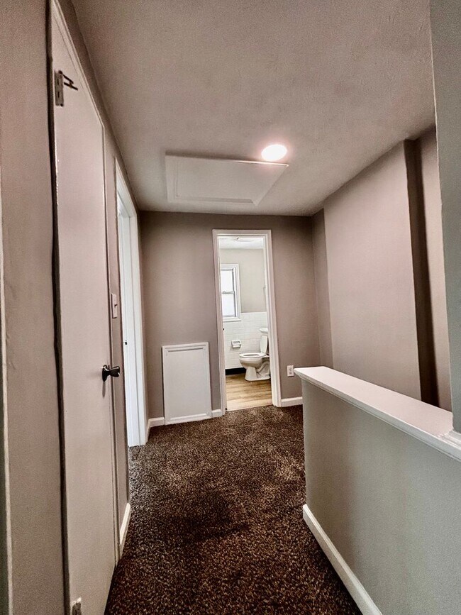 Building Photo - Spacious 3 bedroom 1.5 bath townhome with ...