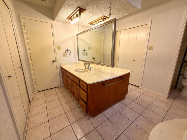 Building Photo - 520 Sumac Pl