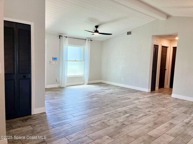 Building Photo - 3463 Mazur Dr