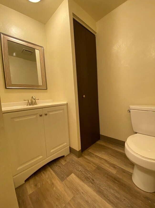 Building Photo - Amazing One Bedroom on the Second Floor! B...
