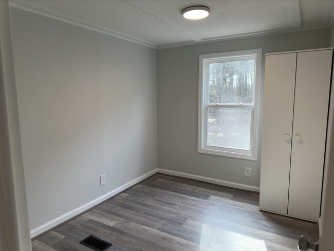 Building Photo - 72 Rolandale Ln