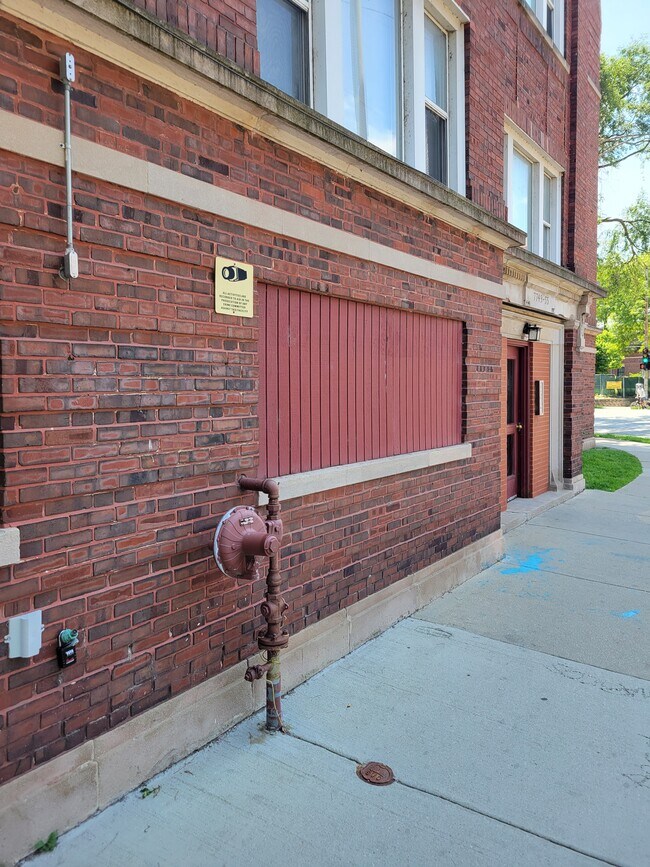 Building Photo - 7735 N Sheridan Rd