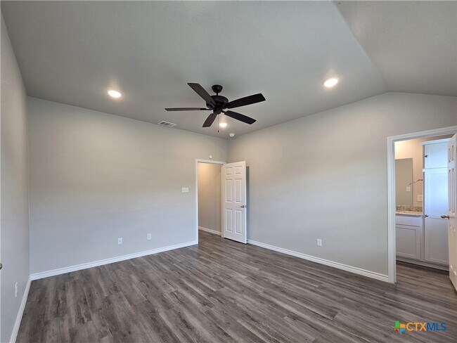 Building Photo - 523 Lost Trl