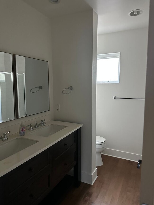 Building Photo - Move in special! $700 off first months rent.