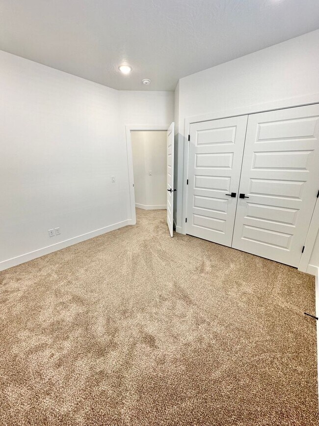 Building Photo - PET FRIENDLY!! HURRICANE TOWNHOME!