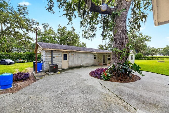 Building Photo - 410 Old Mulrennan Rd
