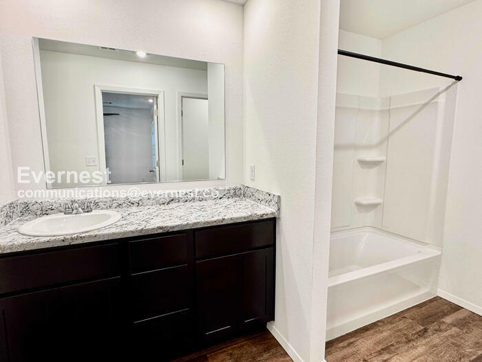 Building Photo - 707 N Dogwood Ave