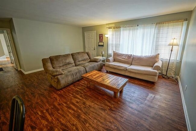 Building Photo - 4 bed 2 bath house,walk to the Stadium!! Available August 2026!