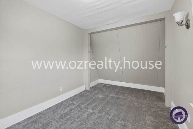 Building Photo - 3940 Vermaas Ave