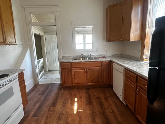 Building Photo - 5 Bed Newly Remodeled Home - PRE-LEASING F...