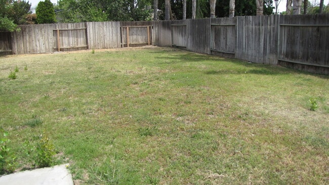 Building Photo - Home in South West Bakersfield Large Lot