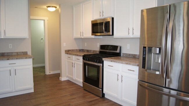 Building Photo - Lovely, upgraded DuPont home