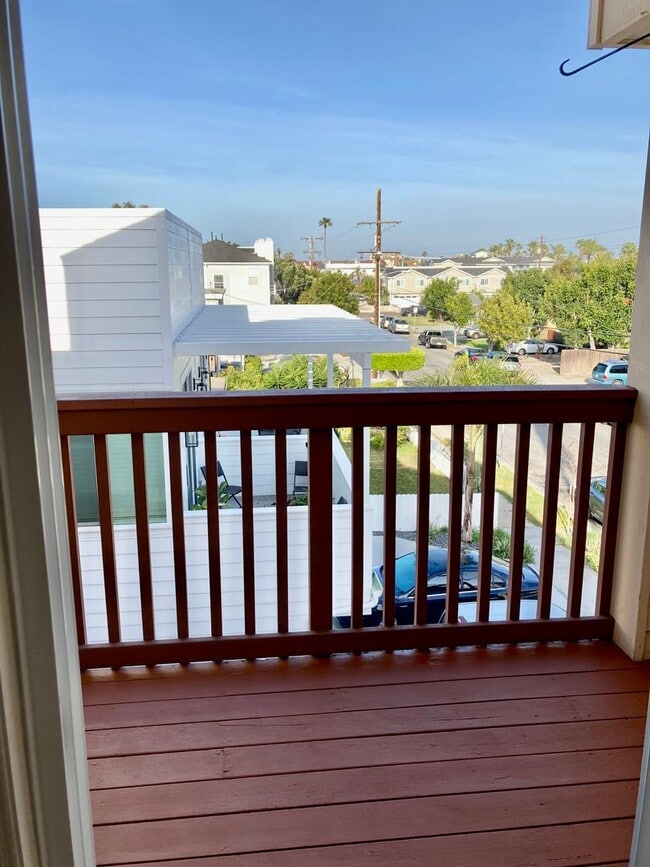 Building Photo - Upcoming!! 2 Bed/1 Bath Condo Apt.  Blocks...