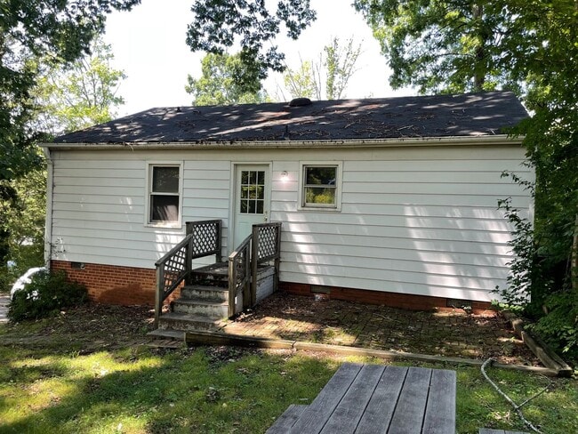 Building Photo - 2 BDRM 1 BA HOME- $900 MONTH, $900 DEPOSIT!!