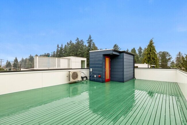 Building Photo - Fresh, Air-Conditioned Standalone Townhome in Coveted Lincoln Park