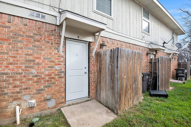 Building Photo - Recently updated 2-story 2-1.5 in Fort Wor...