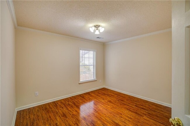 Building Photo - 1060 Lyndhurst Way