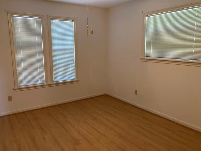 Building Photo - 554 Harbor Dr