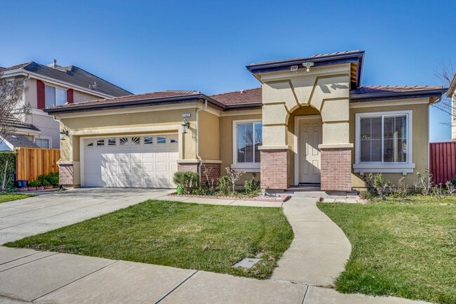 Building Photo - Spacious 3 Bedroom, 2 Bathroom Home with D...