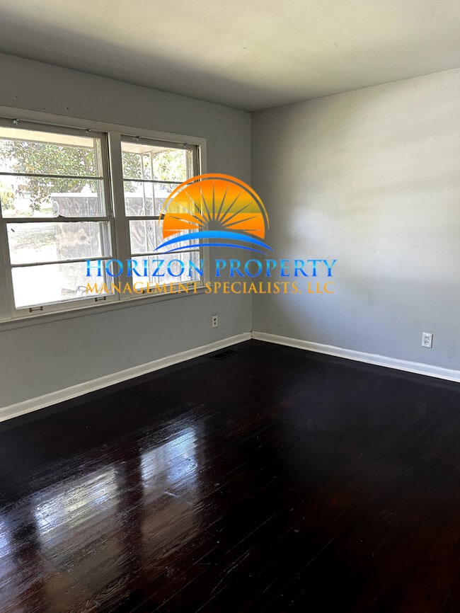 Building Photo - 4604 Lakeview Dr NW