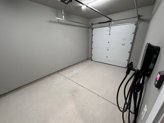 Building Photo - 4 Bedroom / 4 bath New Townhome. Every bedroom is its own Master Suite with your own full bathroo...