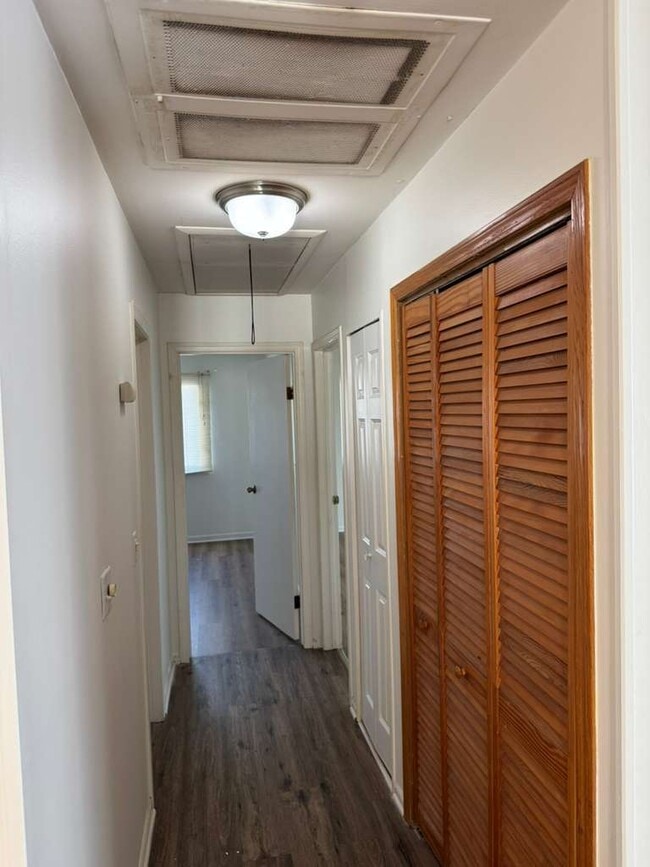 Building Photo - 1485 Quaker Ln