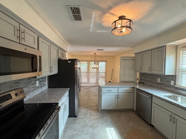 Building Photo - Beautiful home with over 2k square feet!