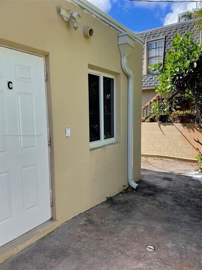 Primary Photo - 1642 Polk St