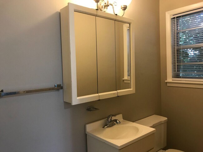 Building Photo - 3 bedrooms, 1.5 bath, close to Brookside restaurants, shopping and entertainment.