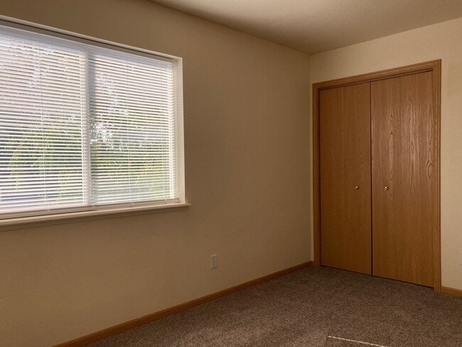 Building Photo - Bright & Convenient Townhouse Living!