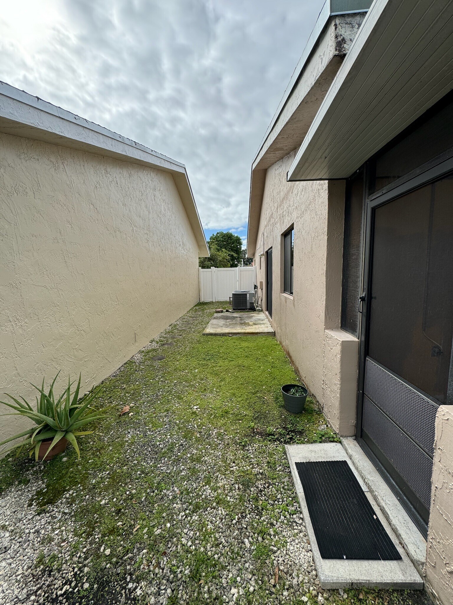 Building Photo - 14931 SW 92nd Ter
