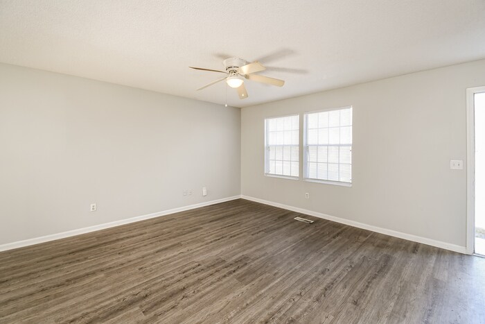 Building Photo - 124 Raintree Dr