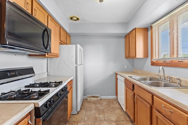 Building Photo - 515 Topaz Ave
