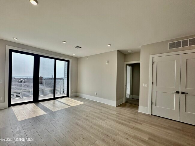 Building Photo - 218 3rd Ave