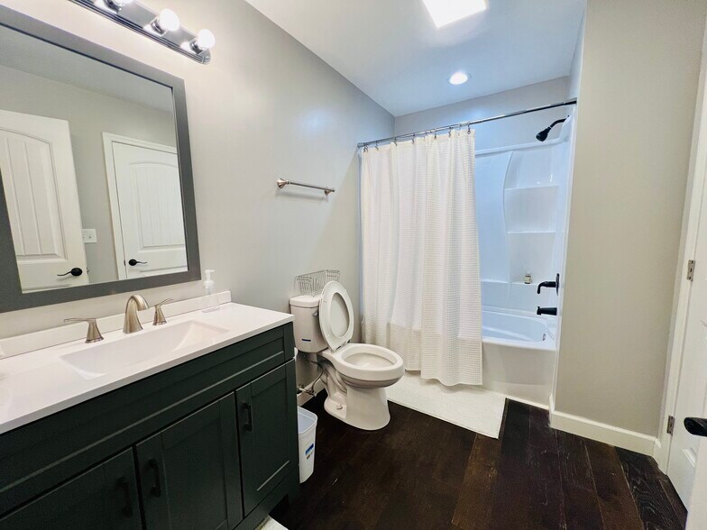 Guest Bath 2 - 4531 Embry Rd