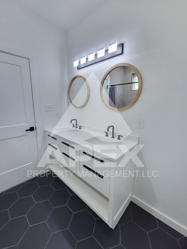 Building Photo - 3 Bd - 2 Ba Single family home mins from D...