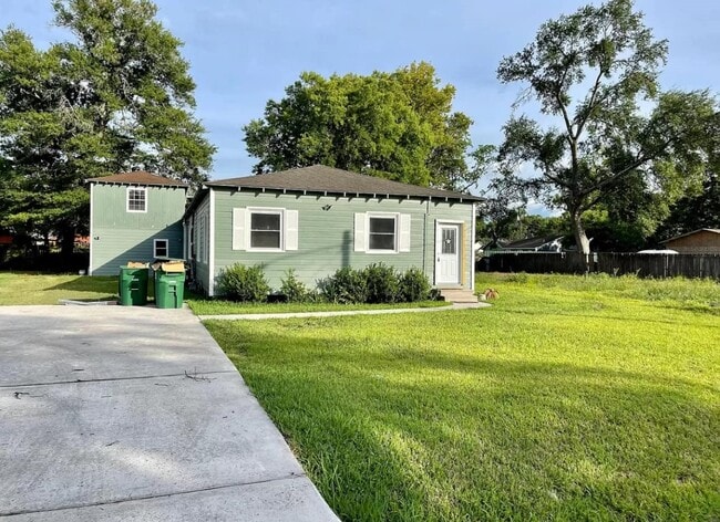 Building Photo - 8704 Lanewood Dr