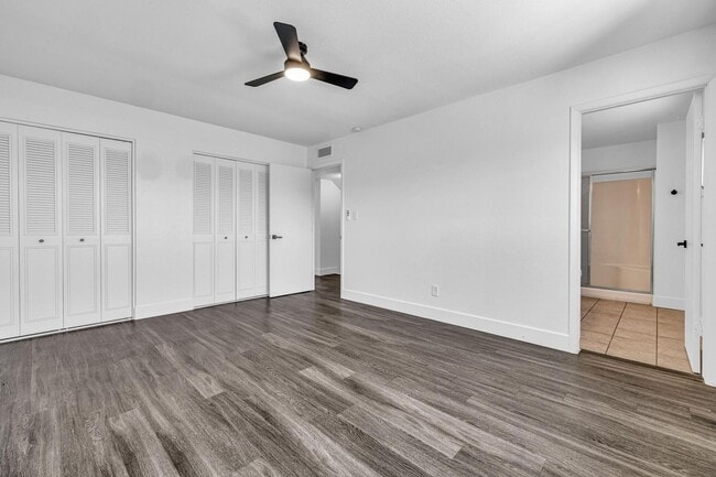 Building Photo - 6 bed/ 3.5 bath