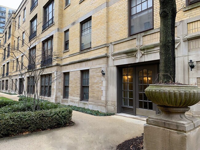 Building Photo - 438 W Surf St