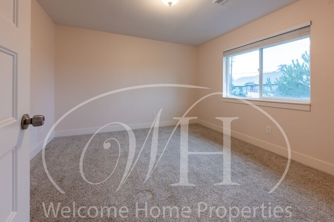 Building Photo - 22 NE Hadley Way