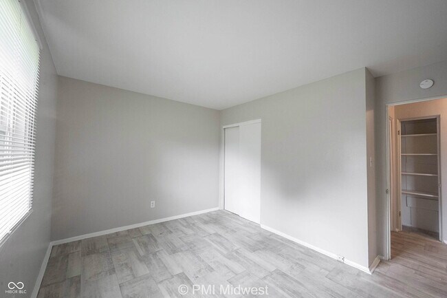 Building Photo - 5820 Grandview Dr