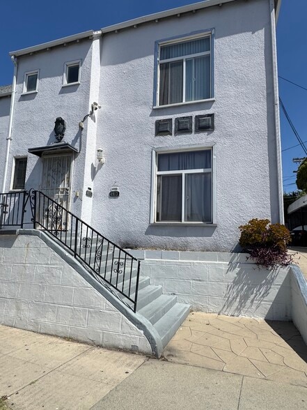 Building Photo - 4915 San Vicente Blvd