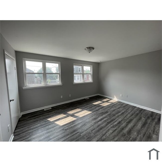 Building Photo - 261 E Haines St