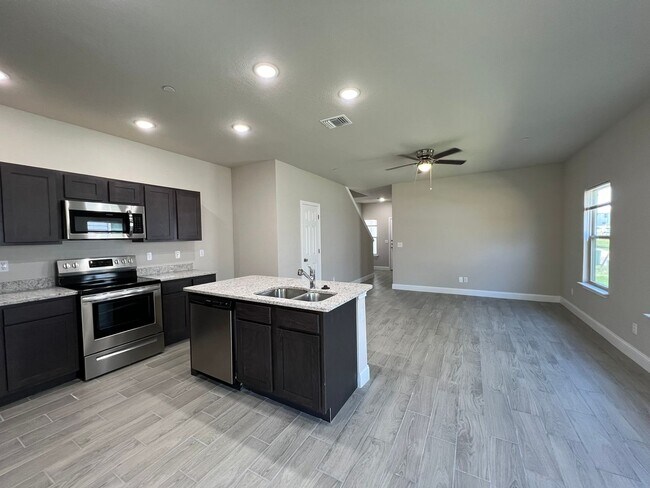 Building Photo - 3-bedroom, 2.5-bathroom townhome in Live Oak!