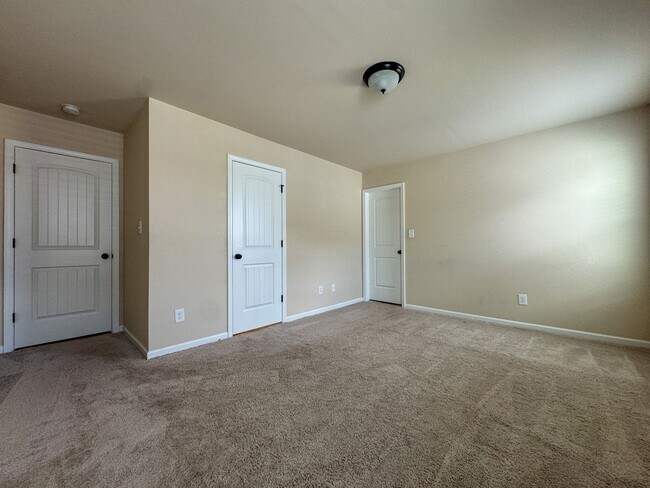 Building Photo - Stunning 5 Bed 4.5 Bath Fayetteville Home with Fenced Yard