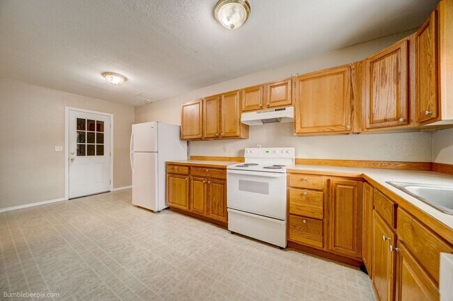 Building Photo - 104 N Colville Rd