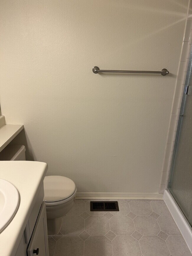 Building Photo - "Charming 2-Bed Condo Retreat with 2.5 Baths in Littleton - 1000 Sq Ft of Comfort!"